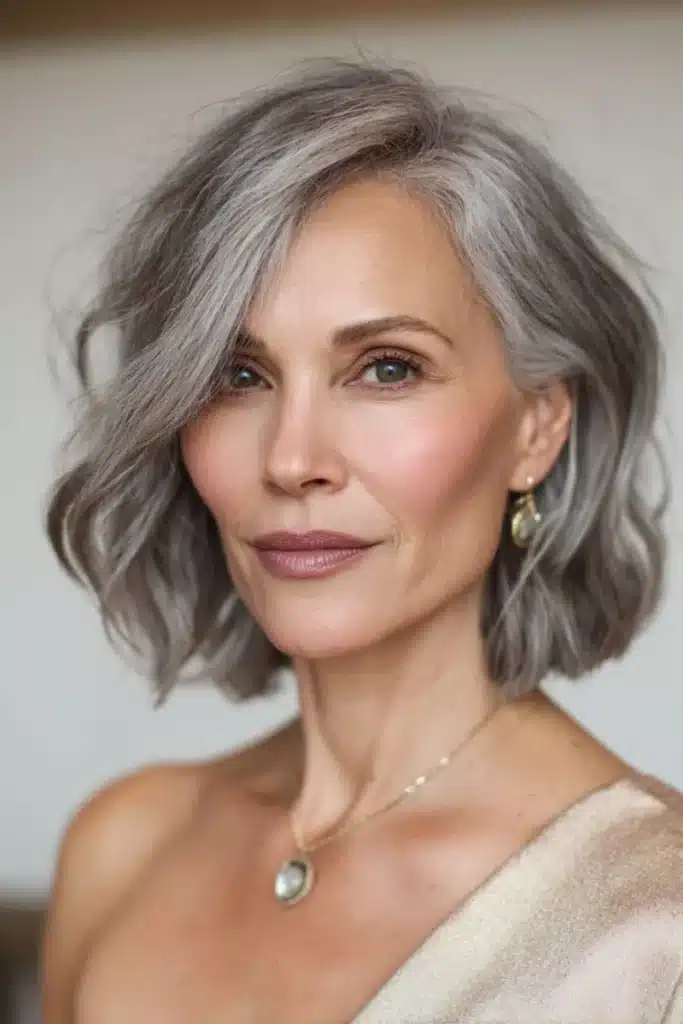 Mulher com cabelo curto e texturizado em bob, com um visual moderno e elegante