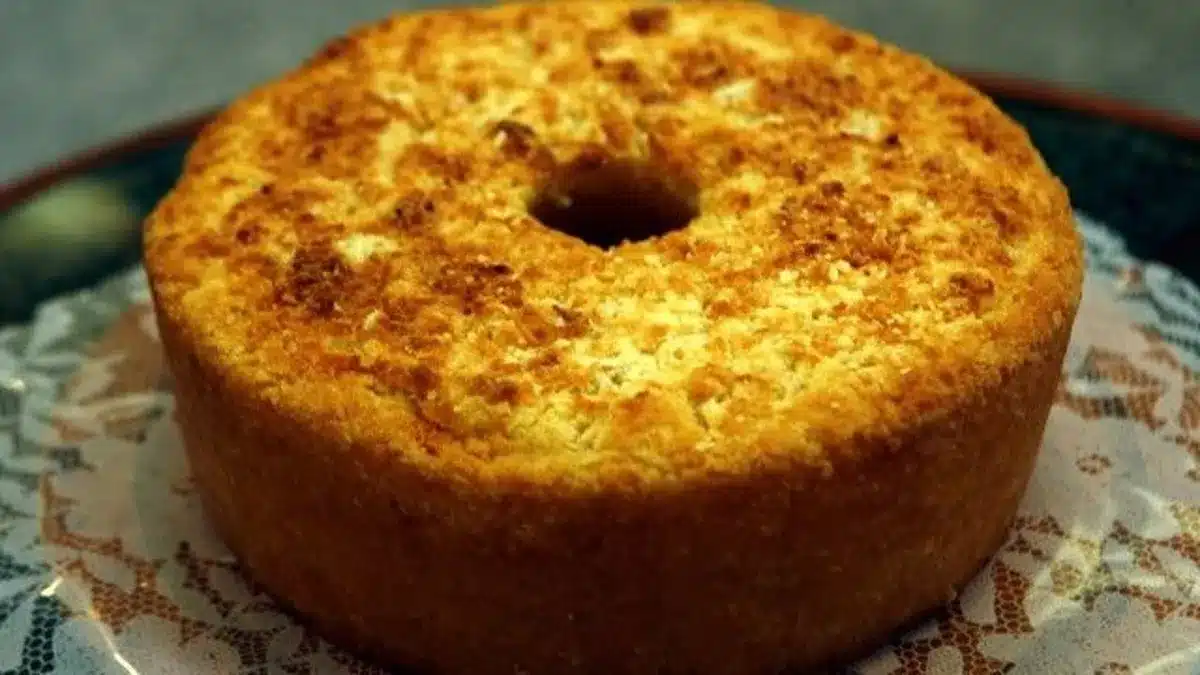 Bolo de aipim com casquinha crocante e interior macio