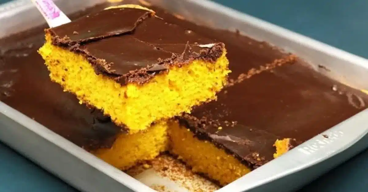 Bolo de cenoura com calda crocante de chocolate