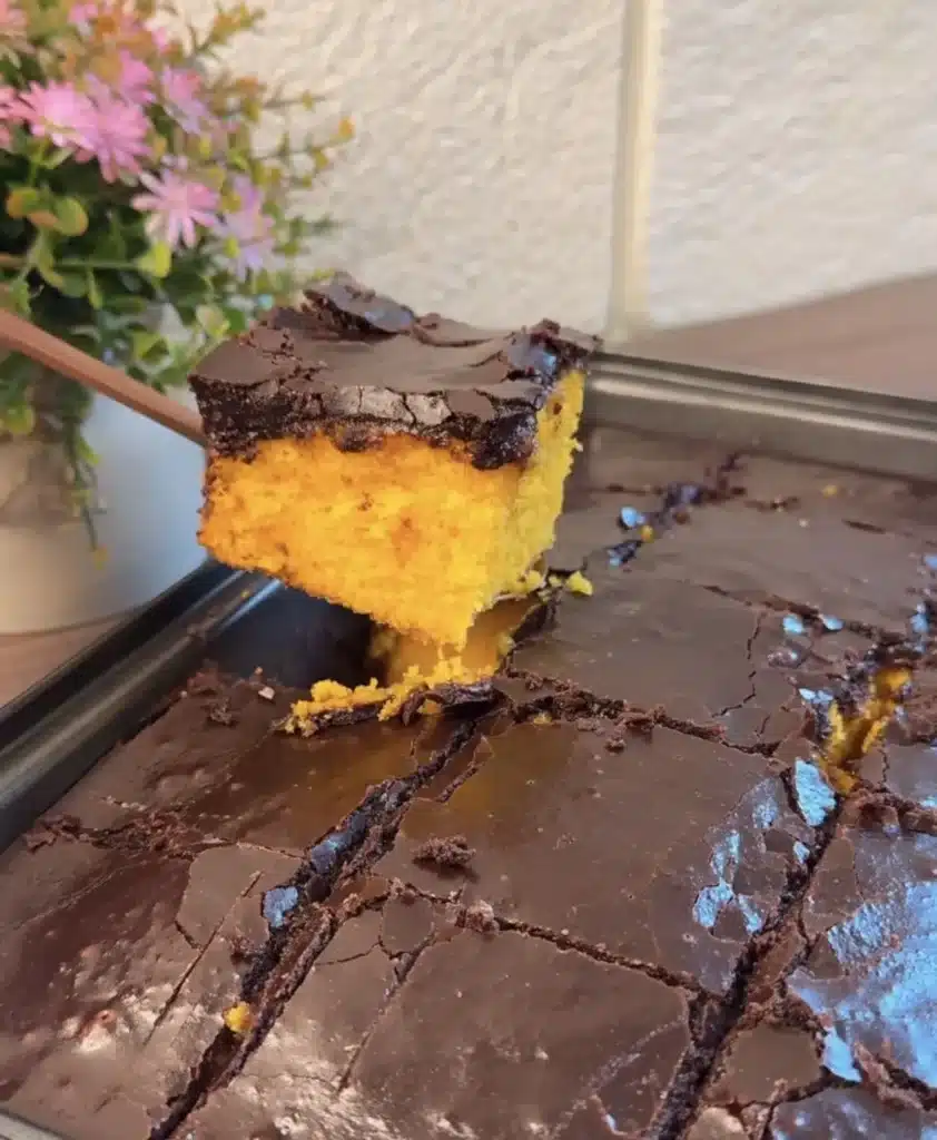 Fatias de bolo de cenoura com calda crocante de chocolate.