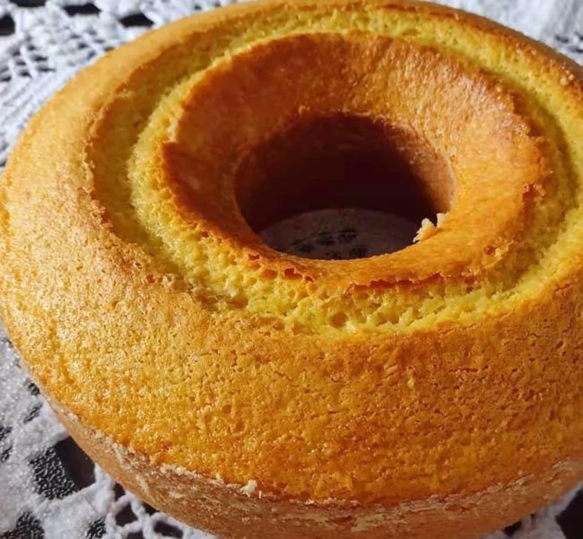 Bolo fofinho sem leite e ovos, com aparência macia e dourada, ideal para quem busca uma receita diferente.