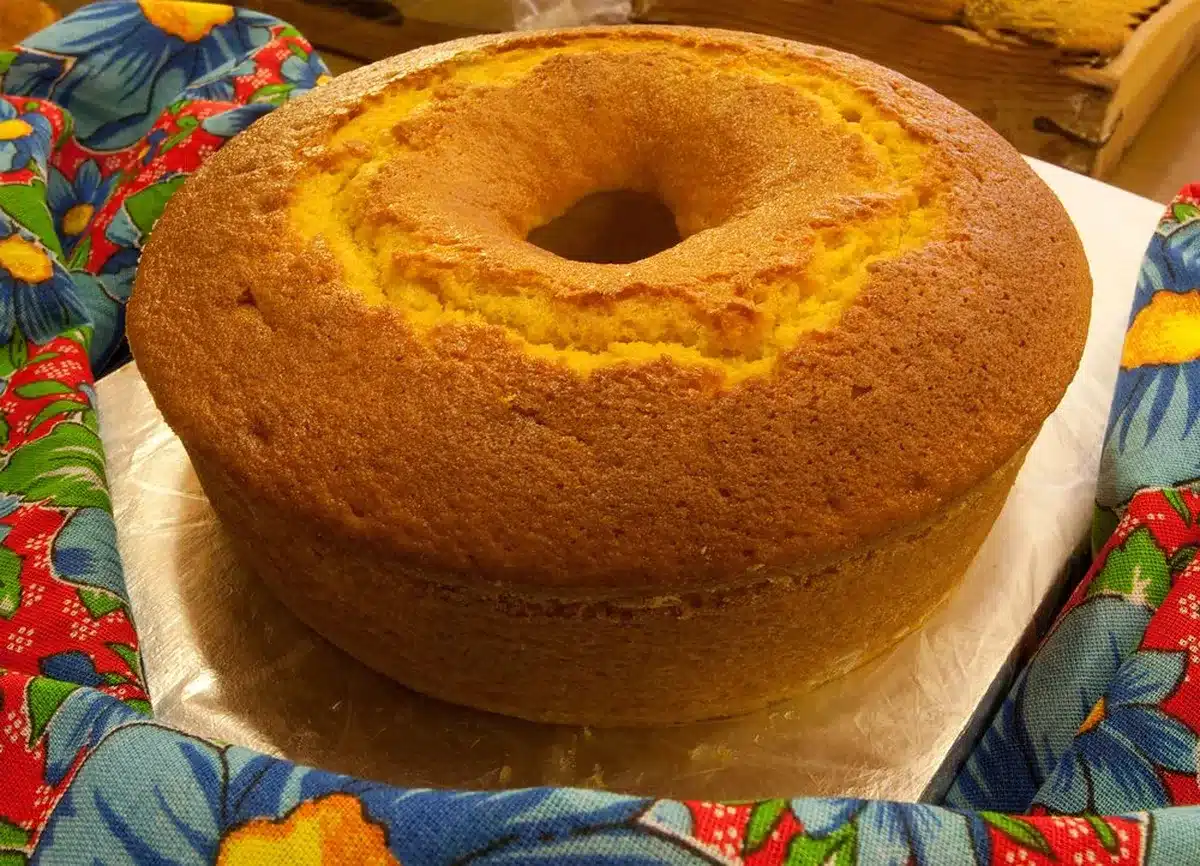 Bolo de milho de lata feito no liquidificador, com uma textura dourada e macia, perfeito para qualquer ocasião.