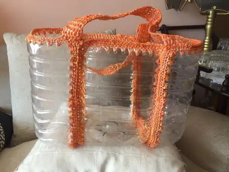Bolsa feita de garrafas plásticas recicladas com crochê, destacando a sustentabilidade no crochê moderno.