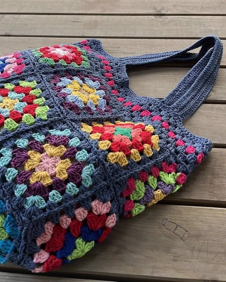 Bolsa de crochê square colorida com grannies multicoloridas.