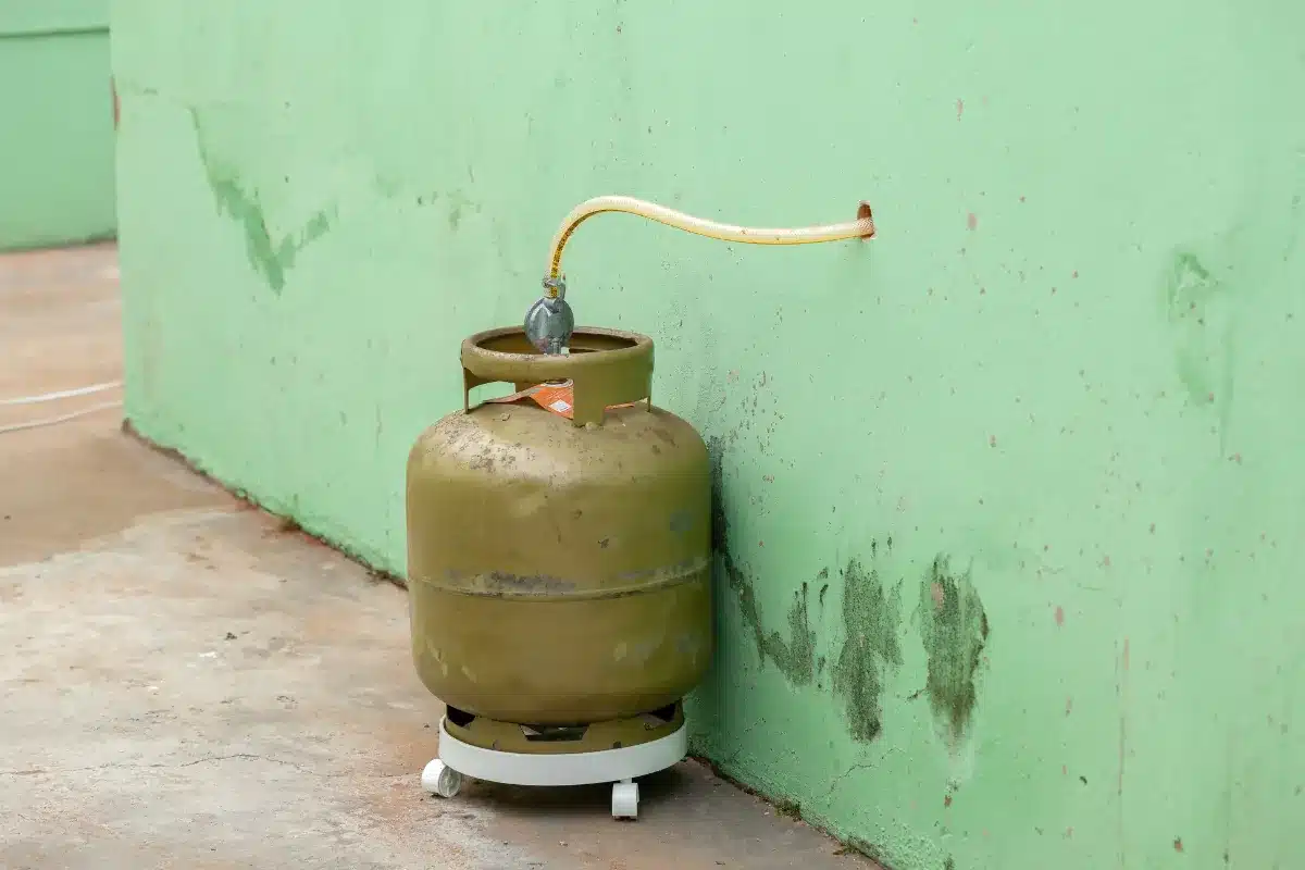 Botijão de gás em ambiente externo