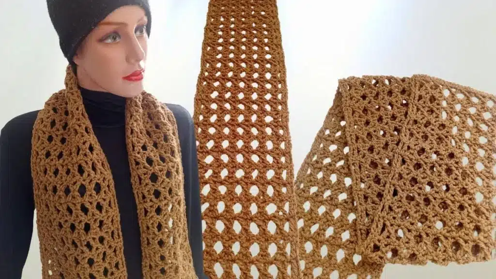 Cachecol de crochê em ponto X, de cor marrom, ideal para os dias frios.