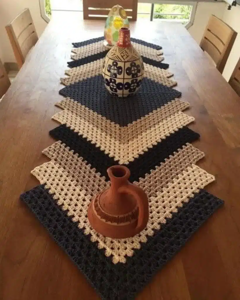 Caminho de mesa moderno em crochê com listras geométricas em tons escuros