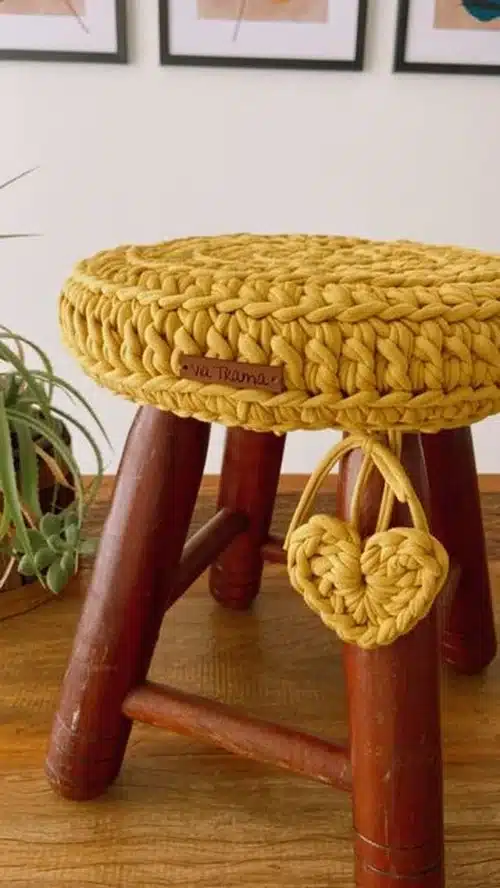  capa de banco redondo em crochê amarelo feita com fio de malha