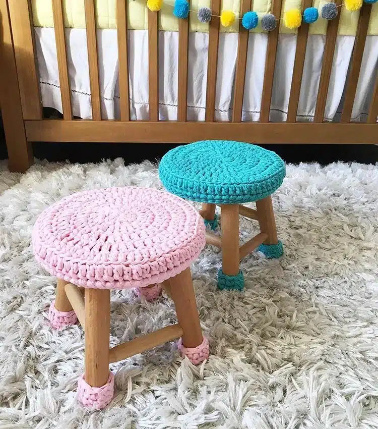  banquetas infantis com capas de crochê coloridas em quarto com berço