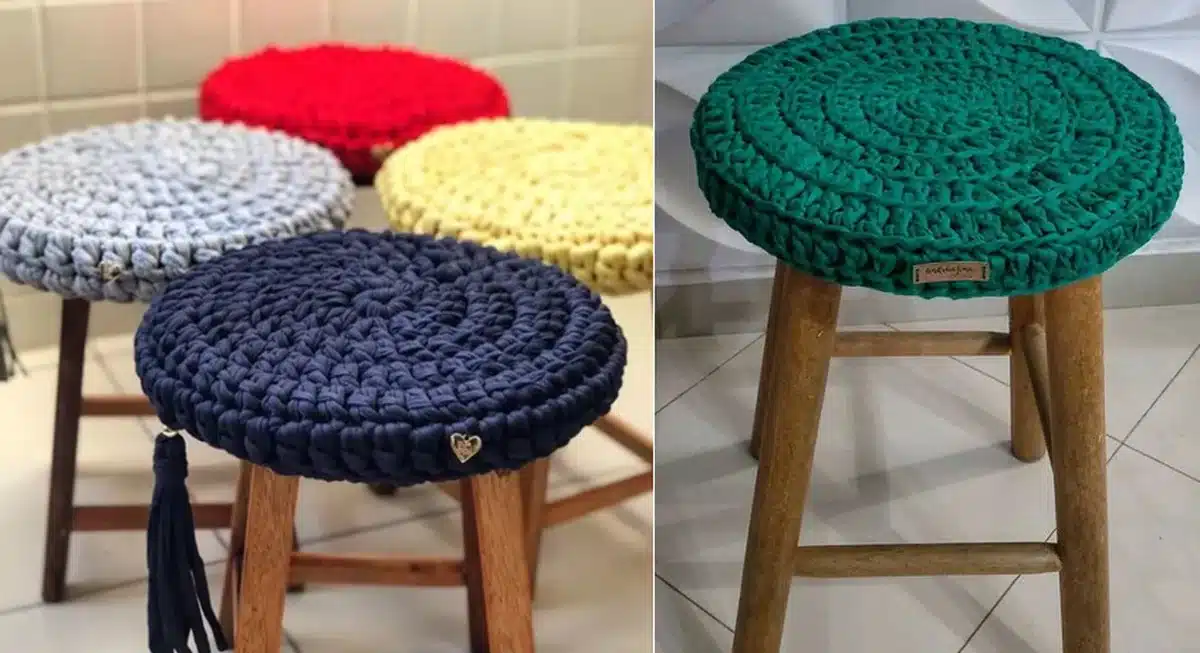 capas de crochê coloridas em bancos de madeira com fio de malha