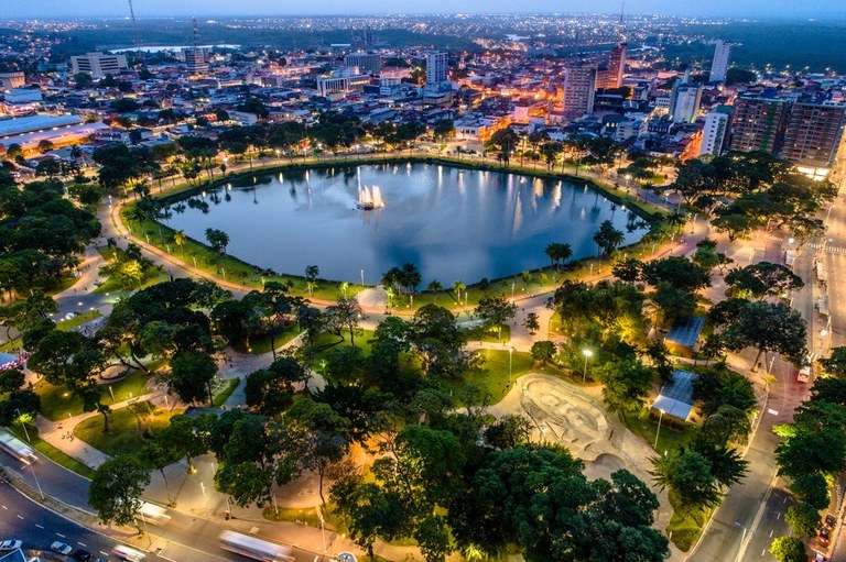 Vista aérea noturna do Parque da Lagoa em João Pessoa, com iluminação e área verde.