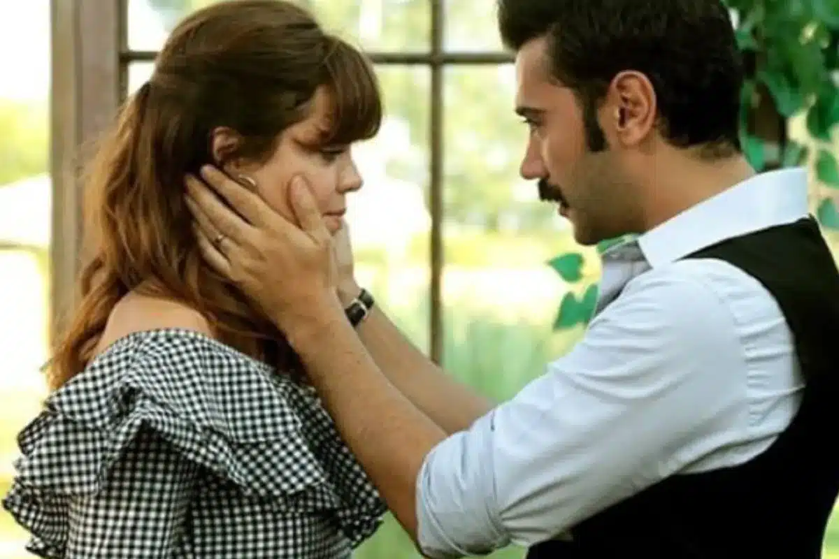 Cena romântica entre os protagonistas da novela turca Terra Amarga.