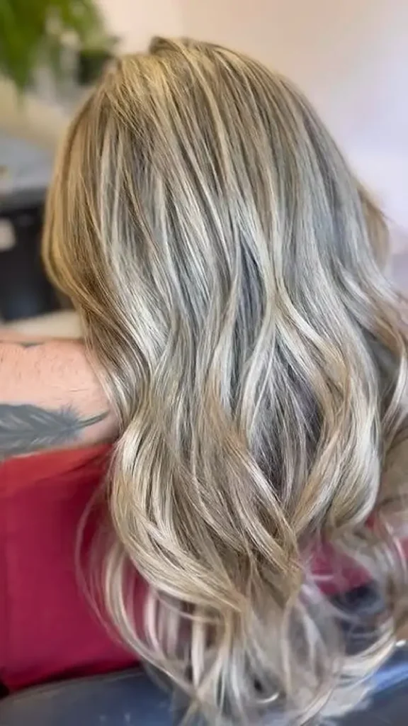 Cabelos com tons perolados em champanhe, criando brilho e luminosidade.