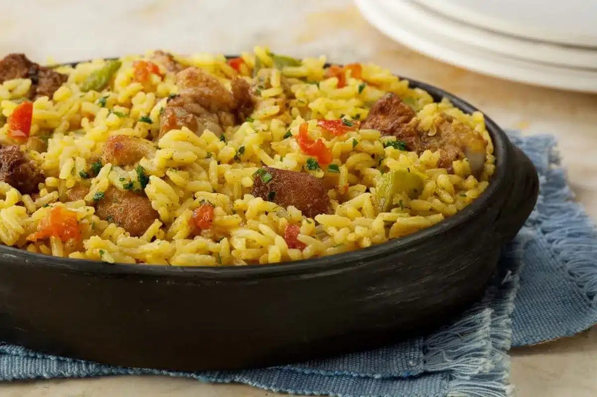 Arroz de galinha com legumes, uma iguaria típica da gastronomia local da ChapadaArroz de galinha com legumes, uma iguaria típica da gastronomia local da Chapada