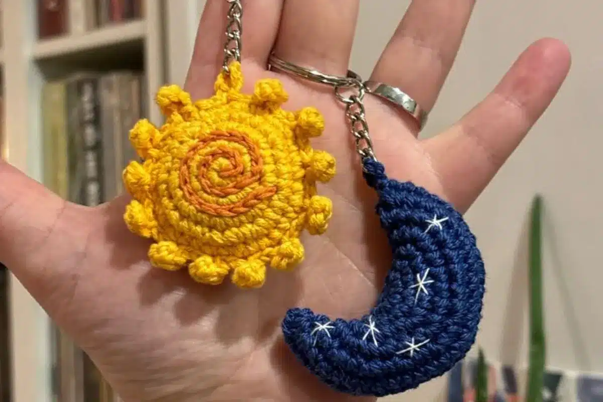 Chaveiros de crochê em formato de sol e lua feitos à mão.