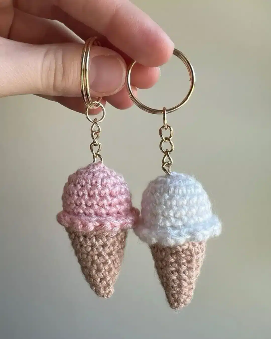 Chaveiros de crochê em formato de sorvete de casquinha feitos à mão.