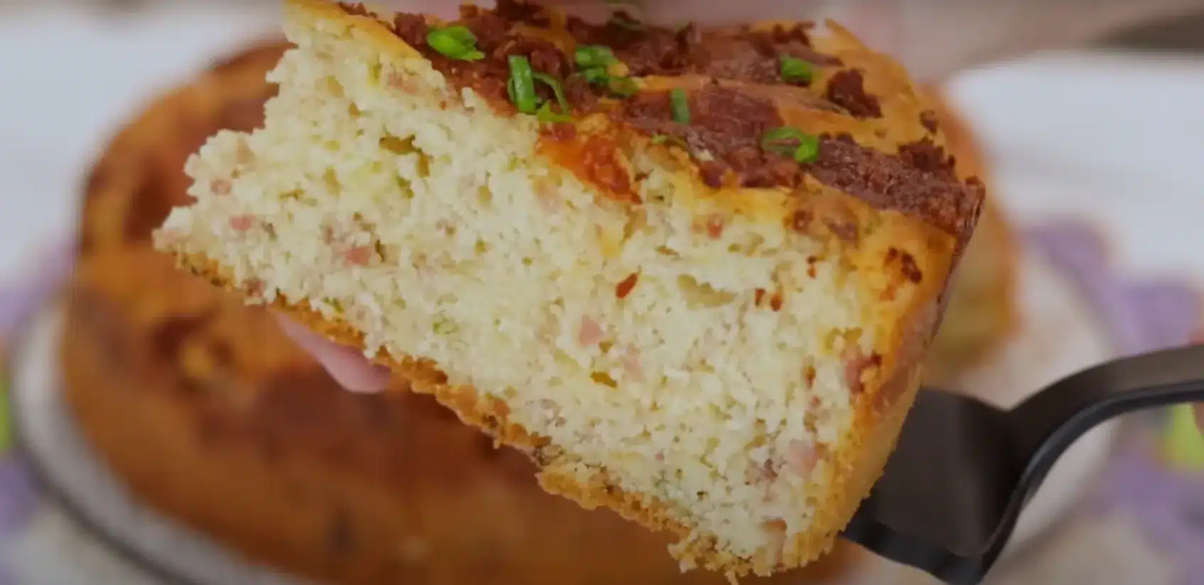 Pão caseiro de colher, perfeito para o lanche da tarde ou café da manhã, sem precisar sovar.