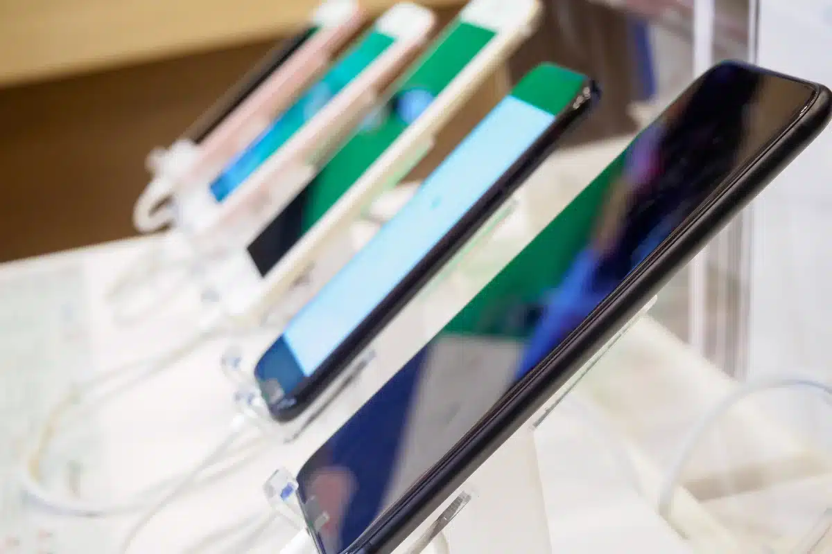 Celulares em exposição em loja para venda ou demonstração.