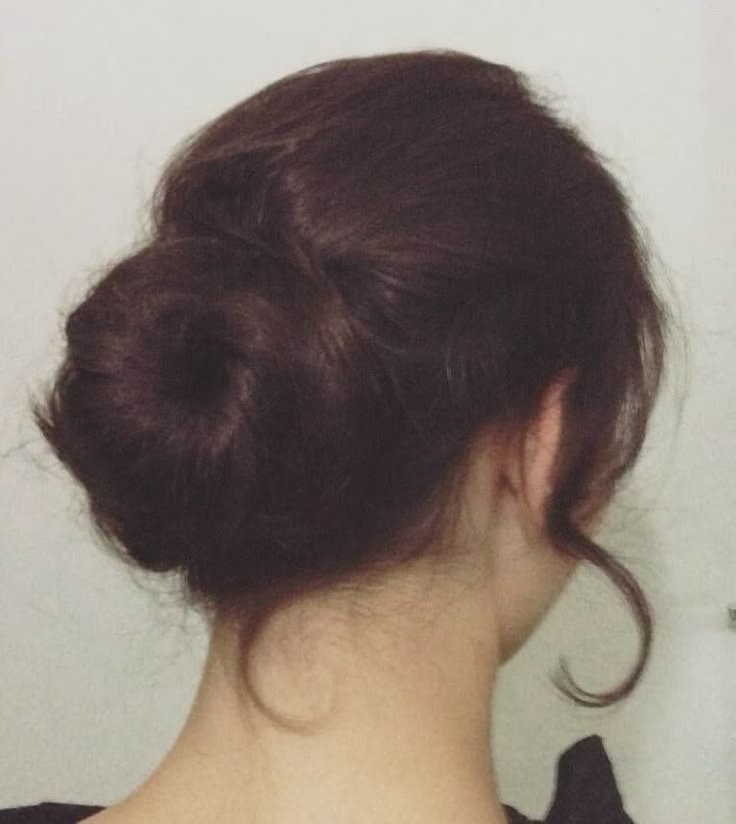 Coque bagunçado baixo em cabelo castanho com acabamento despojado