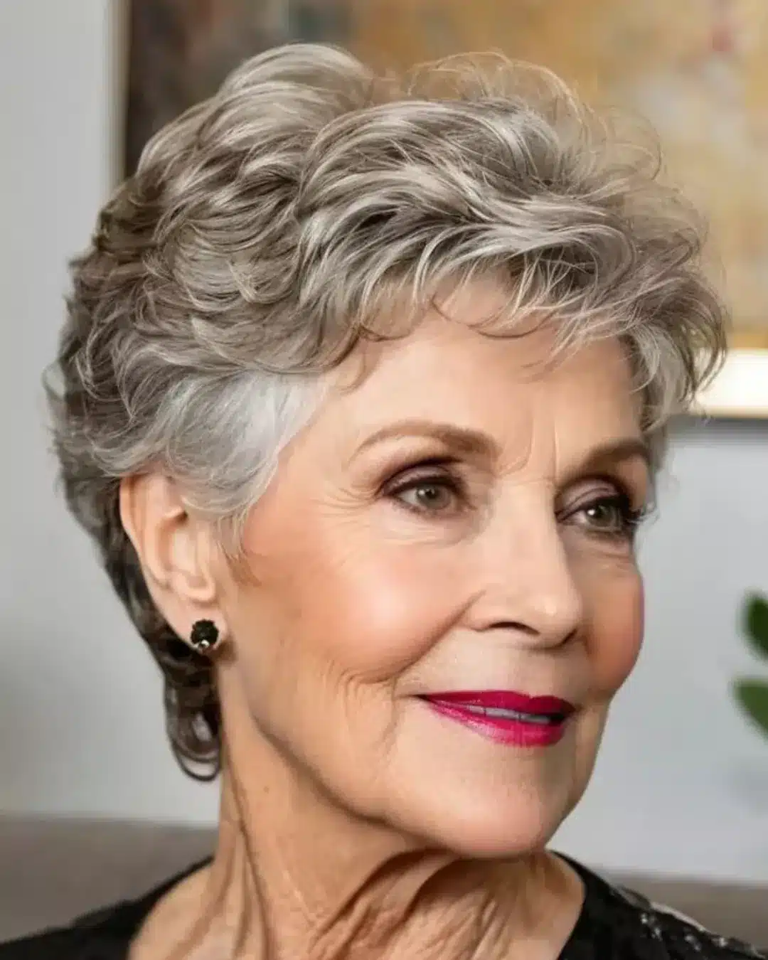 Senhora elegante com corte de cabelo curto cacheado e maquiagem leve.