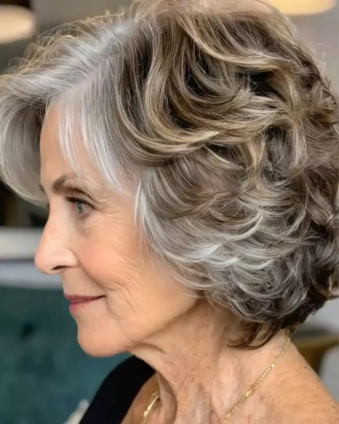 Perfil de mulher madura com cabelo curto em camadas e ondulação natural