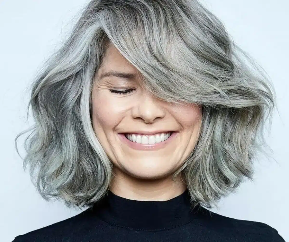 Corte moderno de cabelo branco, com textura volumosa e estilo leve, ideal para 2025.