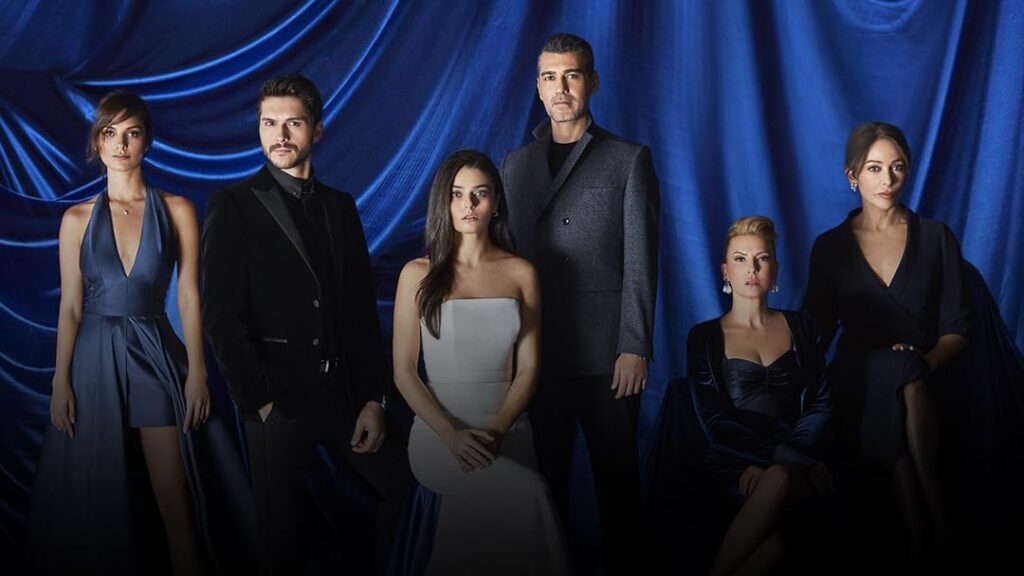 Elenco principal da novela turca Zemheri posando em cenário elegante com fundo azul.