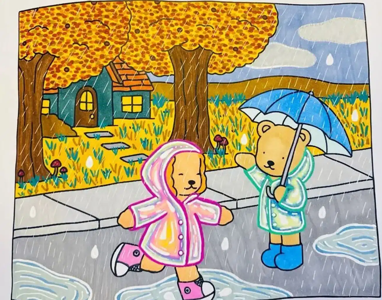 Dois ursinhos de pelúcia explorando um dia chuvoso com capa de chuva e guarda-chuva, sob árvores douradas e casa ao fundo.