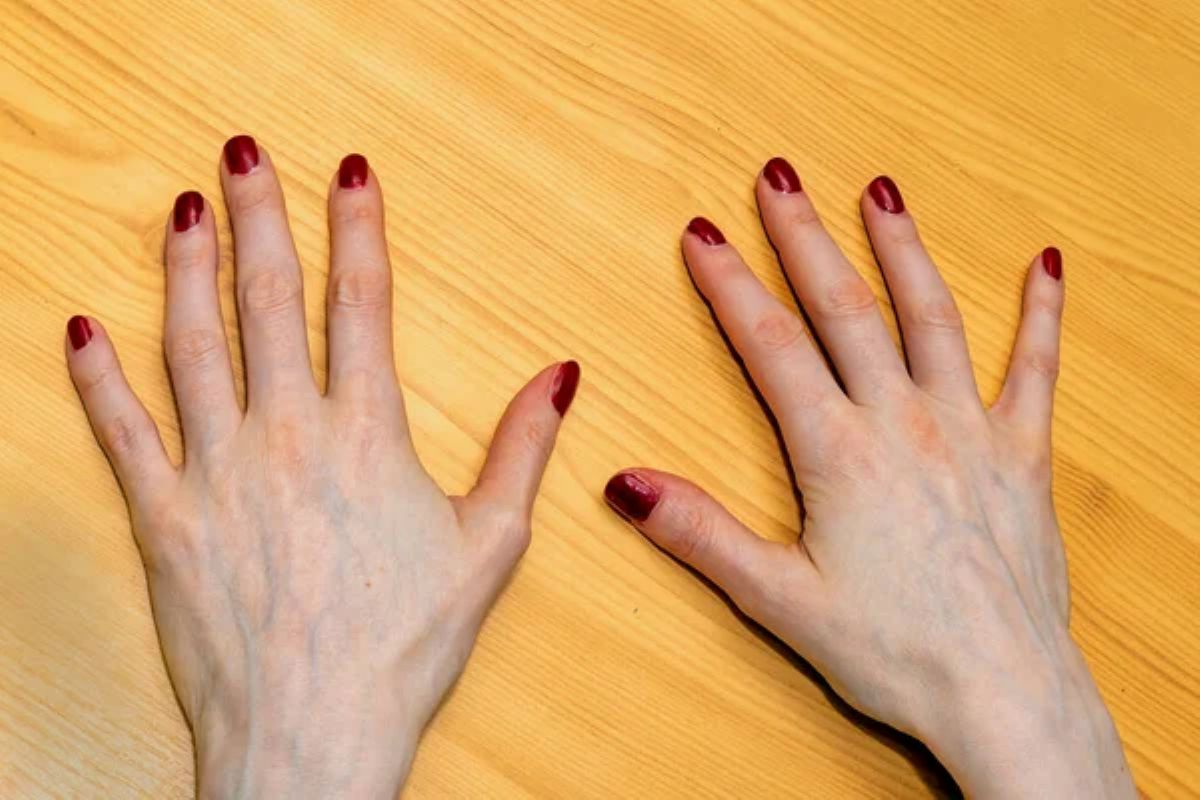 Imagem de mãos com esmalte vermelho, simbolizando uma escolha clássica e elegante para mulheres 60+