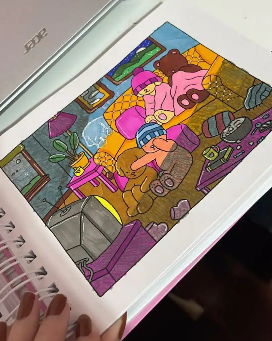 Ilustração do livro Bobbie Goods com ursos de pelúcia cobertos assistindo TV em ambiente aconchegante.