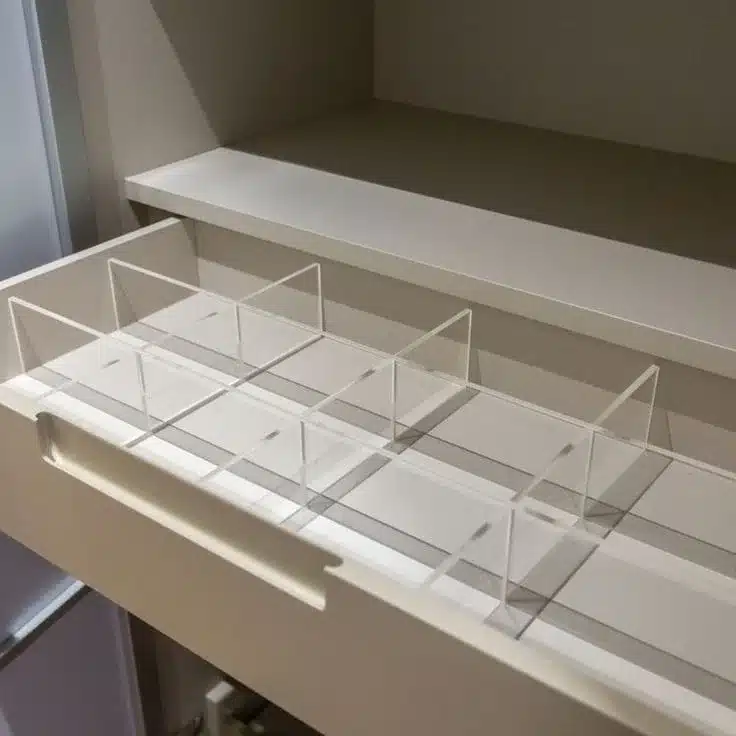 Divisores de gaveta para organização de acessórios como cachecóis, luvas e gorros.