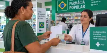 Mulher apresenta receita e documento para retirada de itens gratuitos pelo Farmácia Popular