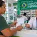 Mulher apresenta receita e documento para retirada de itens gratuitos pelo Farmácia Popular