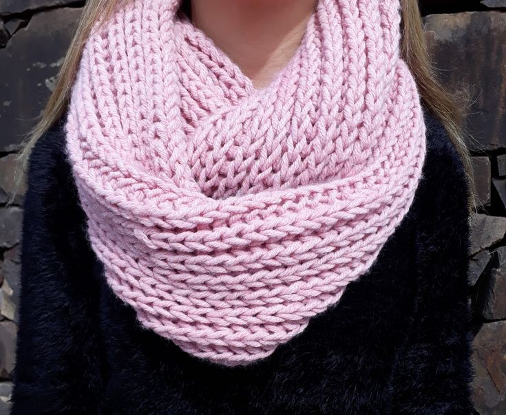 Gola de crochê rosa com ponto grosso usada sobre blusa preta em dia frio