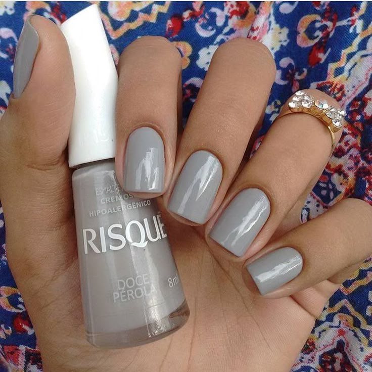 Unhas esmaltadas com cinza claro da Risqué Doce Pérola em fundo floral