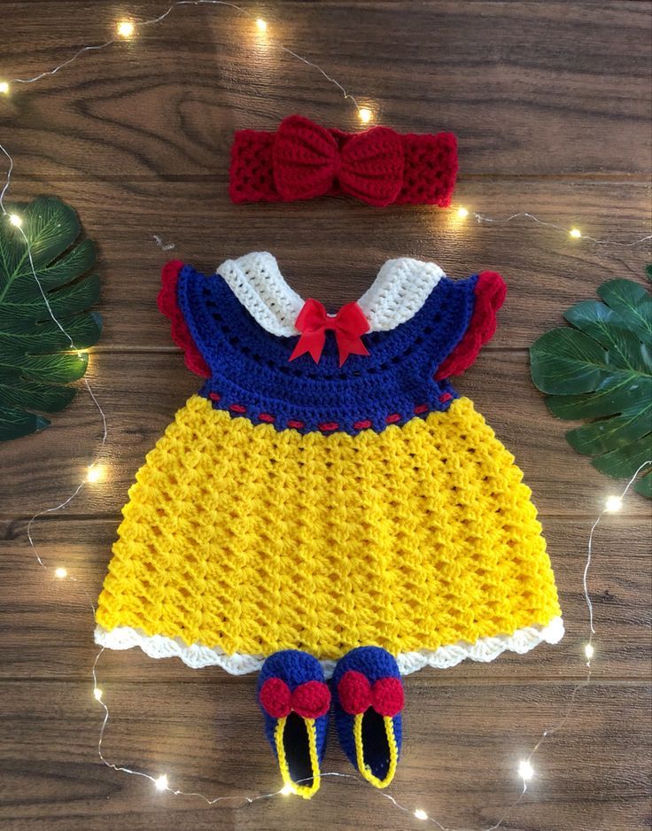 Conjunto infantil em crochê inspirado na Branca de Neve com vestido, faixa e sapatinhos