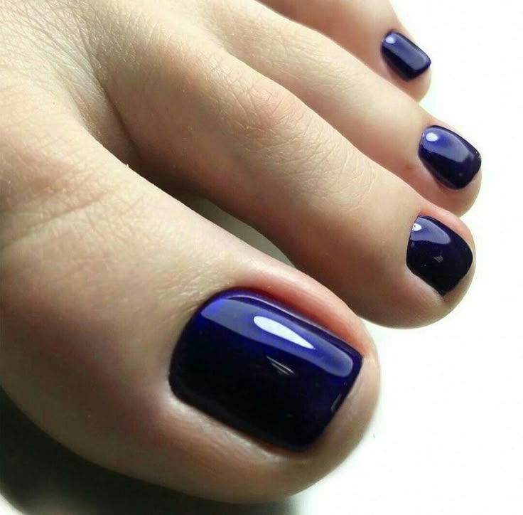 Unhas dos pés com esmalte azul petróleo, tendência elegante do inverno