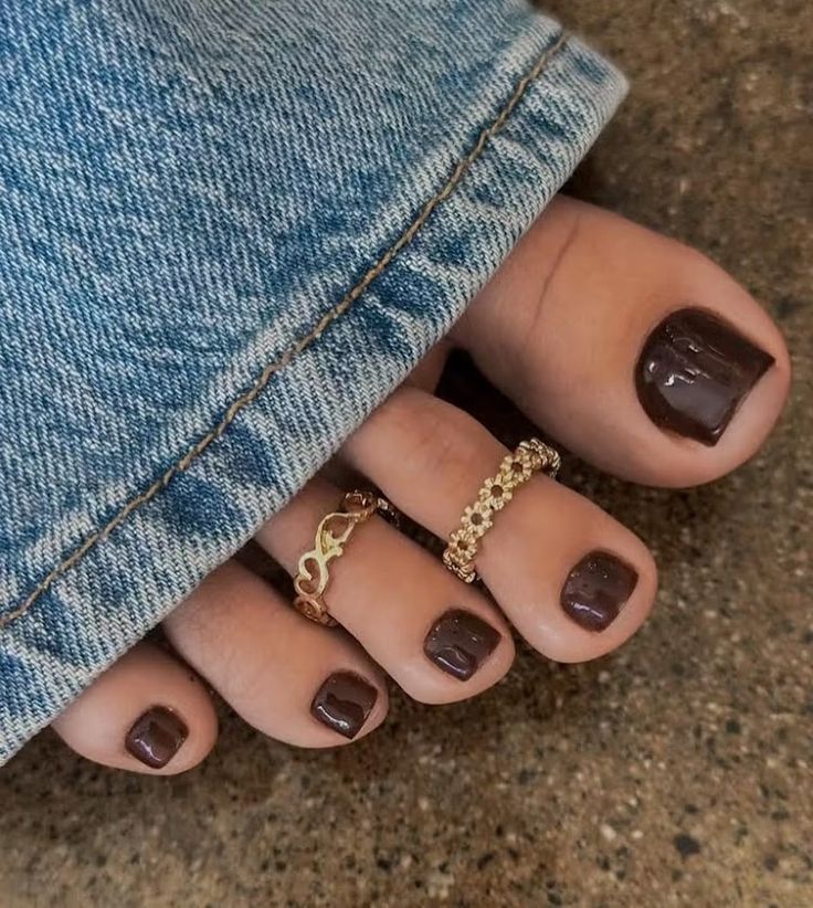 Unhas dos pés com esmalte marrom cacau, tendência de inverno elegante e versátil