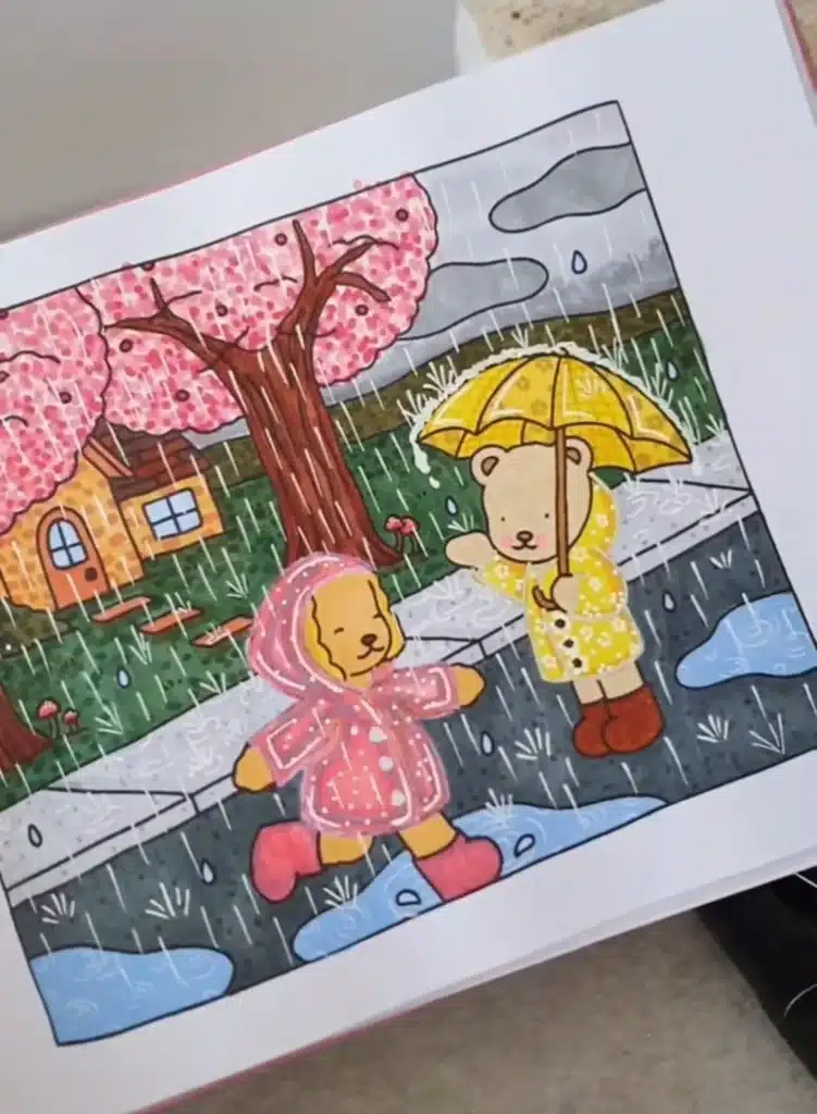Dois ursos brincando na chuva, um usando capa de chuva rosa e outro amarelo, com flores de cerejeira ao fundo.
