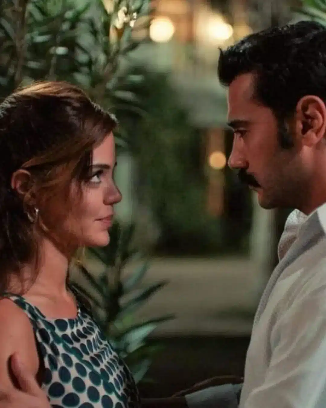 Cena de encontro romântico na novela turca Terra Amarga.