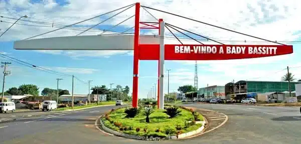 Portal na entrada da cidade de Bady Bassit, SP, com mensagem de boas-vindas.