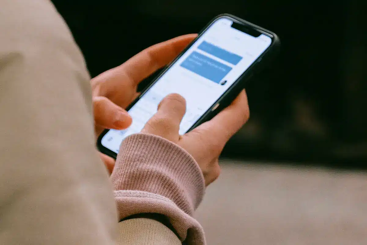 Pessoa digitando mensagem carinhosa no celular.