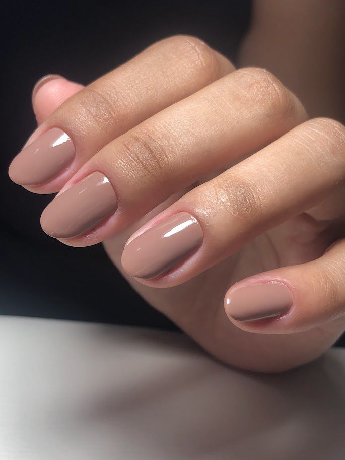 Unhas com esmalte bege nude tendência do inverno