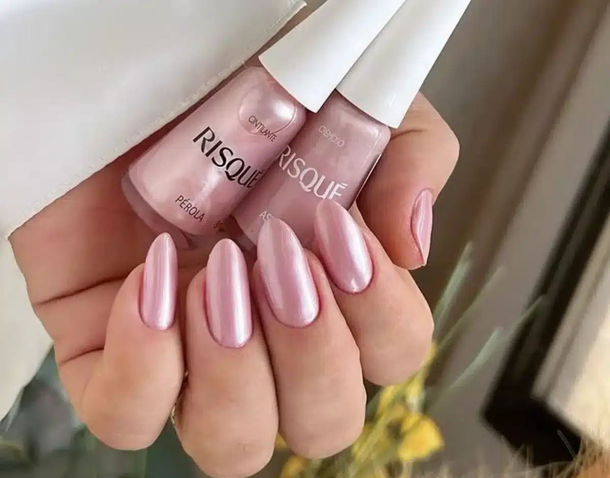 Unhas pintadas com esmalte perolado rosa claro da marca Risqué