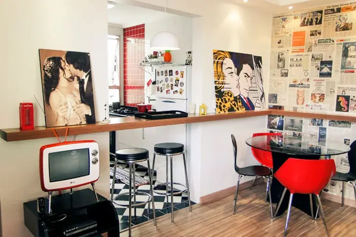 Decoração integrada com peças retrô e modernas, destacando a harmonia entre elementos vintage e contemporâneos.