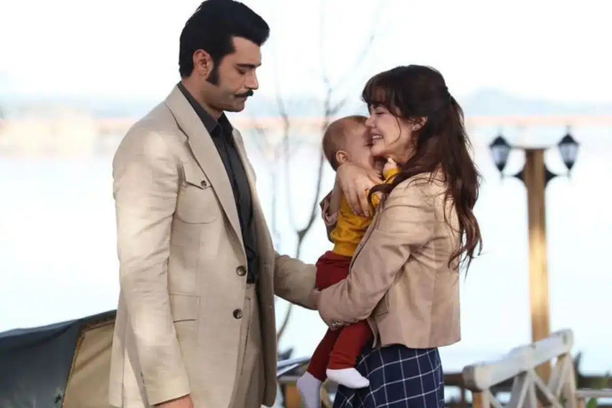 Cena de família com personagens principais de Terra Amarga segurando um bebê.