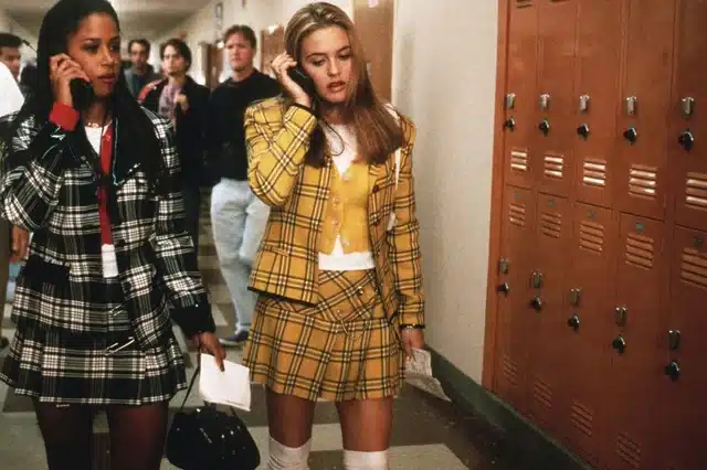 Cena do filme As Patricinhas de Beverly Hills com Cher e Dionne no corredor da escola