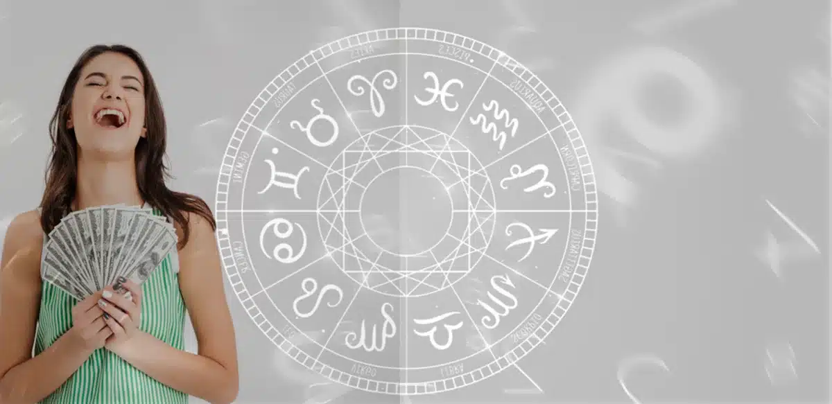 Mulher sorrindo e segurando dinheiro com símbolo do zodíaco ao fundo, representando os signos que terão ganhos financeiros em julho.