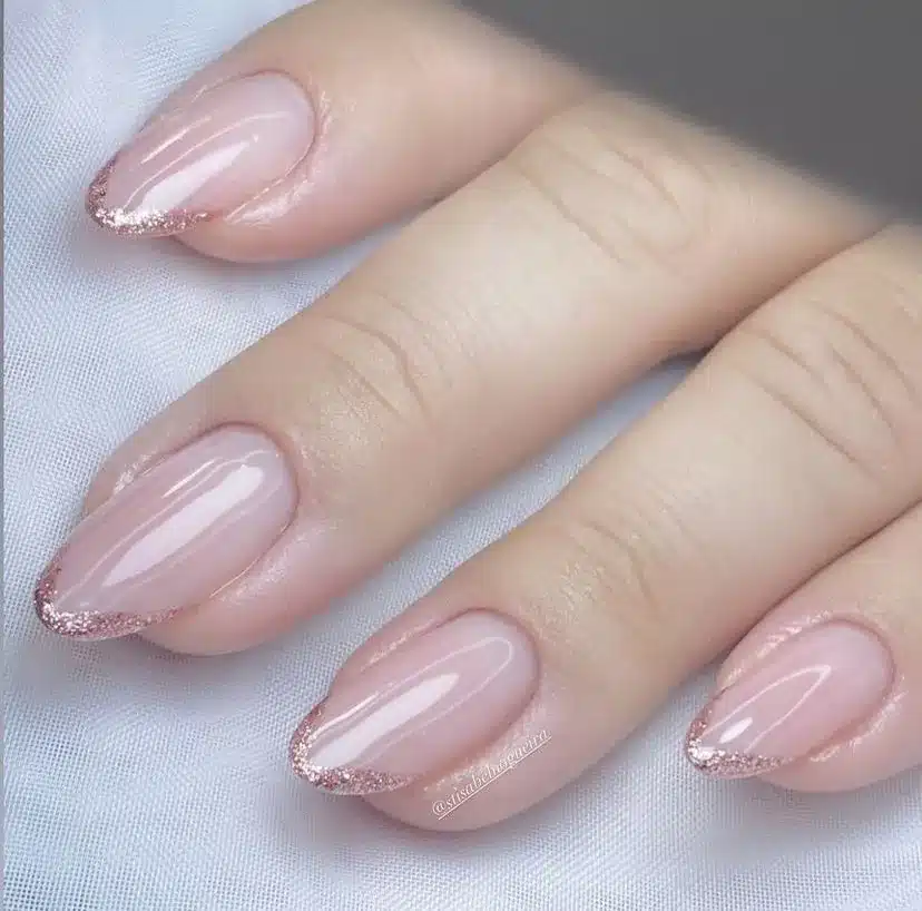 Unhas com francesinha rosa claro e glitter nas pontas