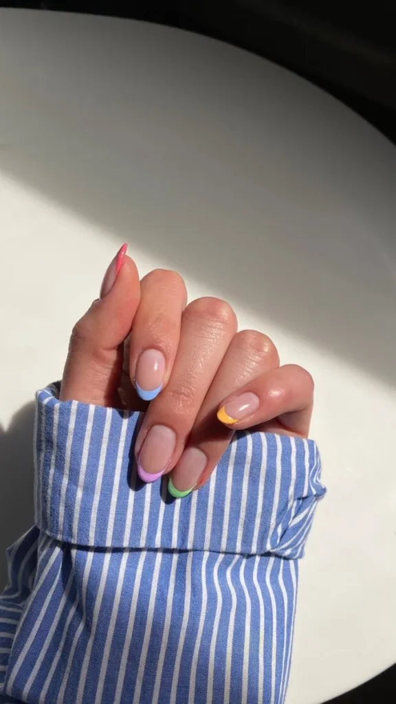 Unhas com francesinha colorida em traço fino